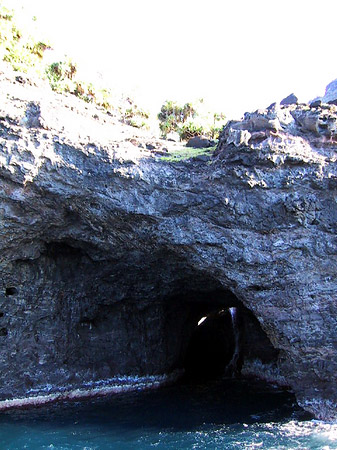 Höhlen in der Steilküste Foto 
