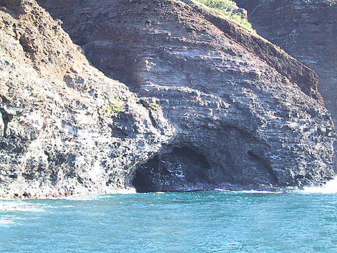 Höhlen in der Steilküste Foto 
